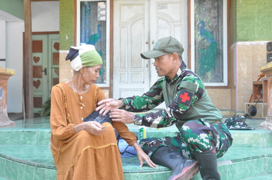 Layanan Kesehatan TMMD ke-129 Hadir untuk Warga, Personel Polkes Berikan Pemeriksaan dan Pengobatan