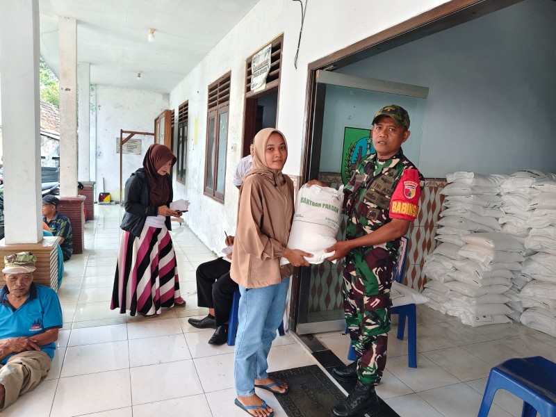 Babinsa Koramil Tembelang Dampingi Pendistribusian Bantuan Pangan dari Bulog