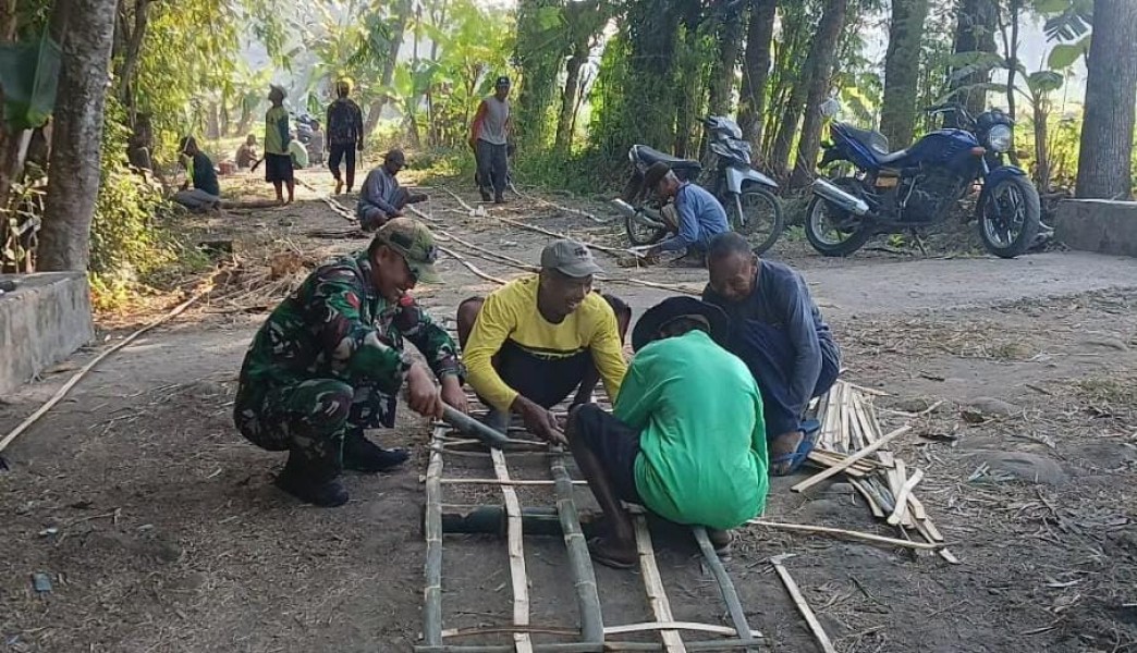 Koptu Khoirul Gotong-Royong Bangun Pagar Bambu