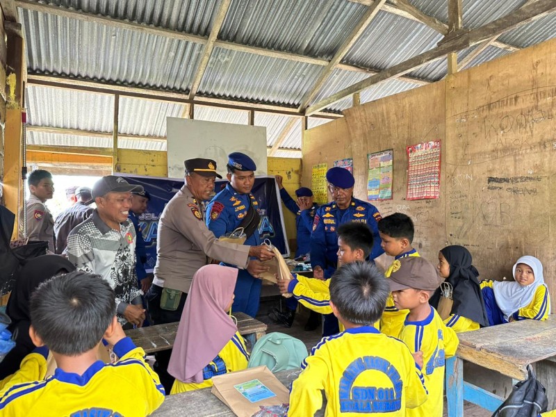 Polres Inhil dan HMI Tembilahan Gelar Green Policing di SD Marginal Tasik Pilang