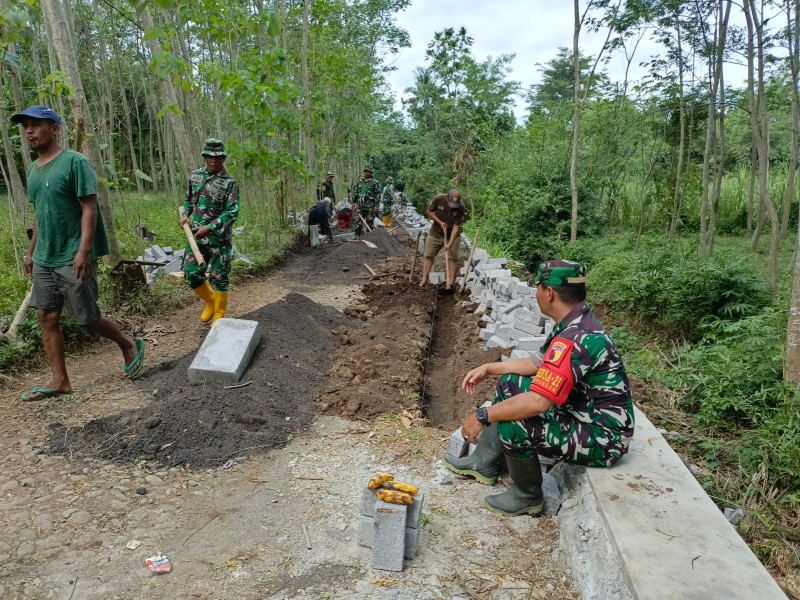 Babinsa Desa Brabe Serma Yance Apresiasi Pembangunan TPT dan Pavingisasi di Dusun Klagin