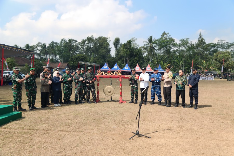 Pemukulan Gong Tandai Resminya Penutupan TMMD ke-129 di Lumajang