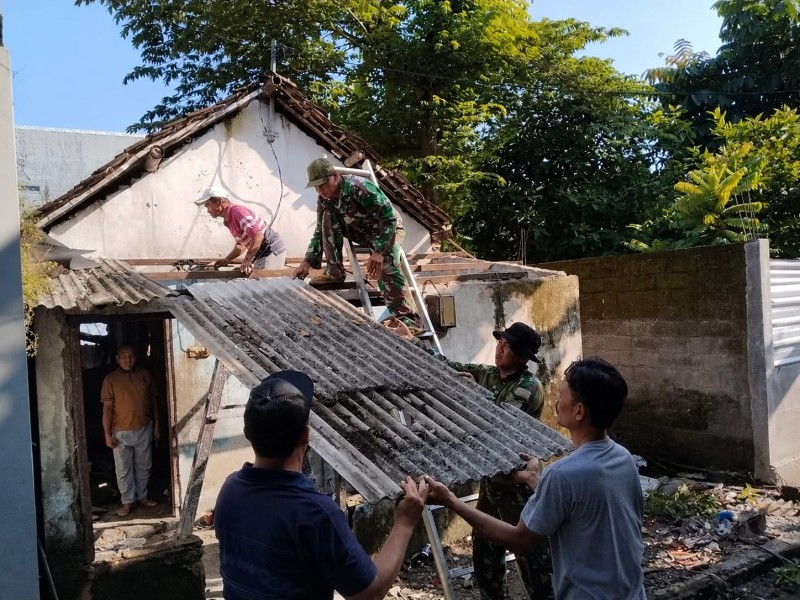 Koramil Jombang dan Warga Gotong-Royong Bangun Rumah Tidak Layak Huni