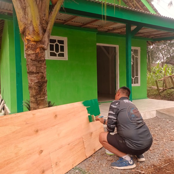 RTLH Ibu Sumana Masuki Tahap Pengecatan Pintu, Satgas TMMD Percepat Finishing Hunian Layak