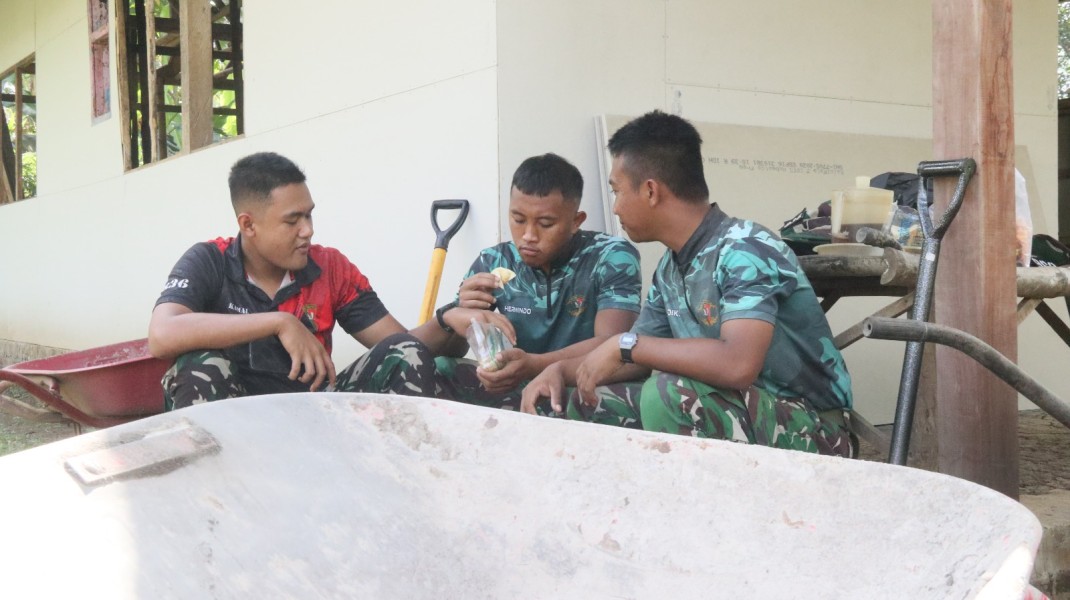 Di Balik Pembangunan Rumah Warga, Momen Sederhana Satgas TMMD Cerminkan Semangat Pengabdian Tanpa Lelah