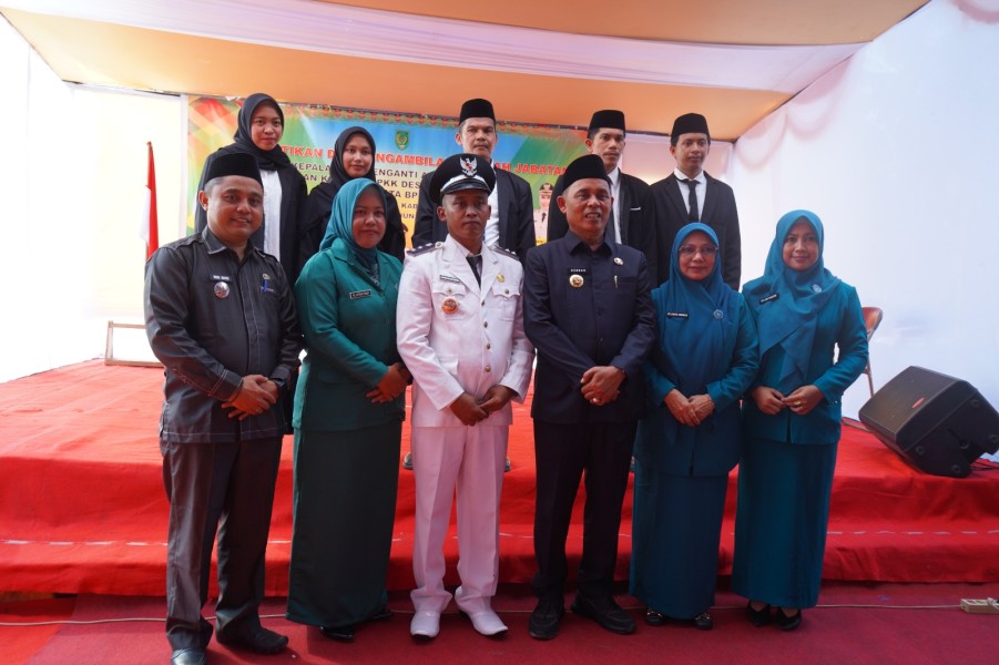 Bupati Inhil Herman dan Ketua TP PKK Katerina Susanti Herman lantik pejabat desa di Keritang