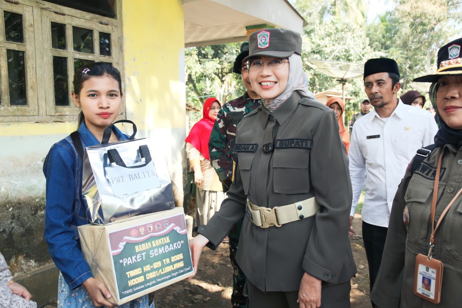Bupati Lumajang dan Forkopimda Salurkan Bantuan Sosial kepada Warga di Lokasi TMMD ke-129