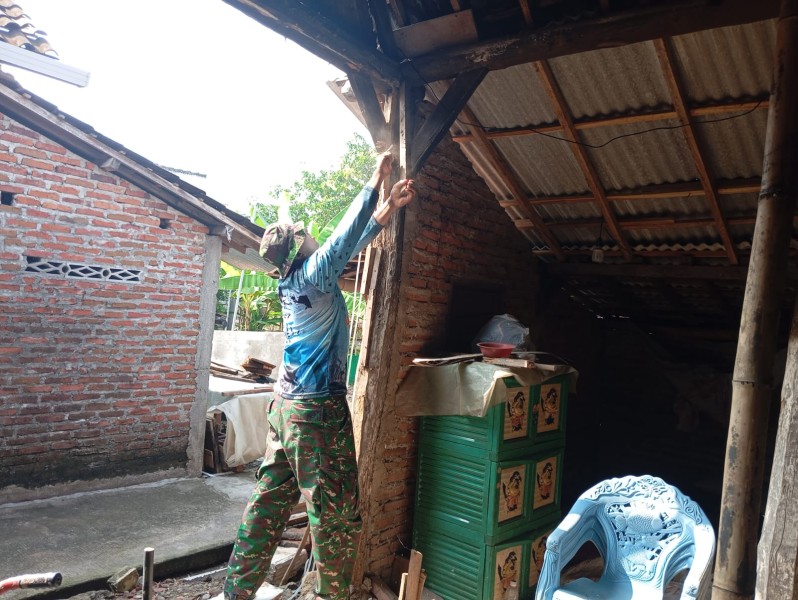 Serka Suyanto Gotong-Royong Bantu Renovasi Rumah Warga Desa Mangunan