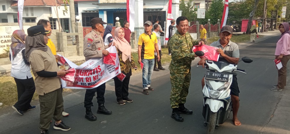 Serda Achmad Bagikan Bendera Merah Putih untuk Tingkatkan Semangat Nasionalisme