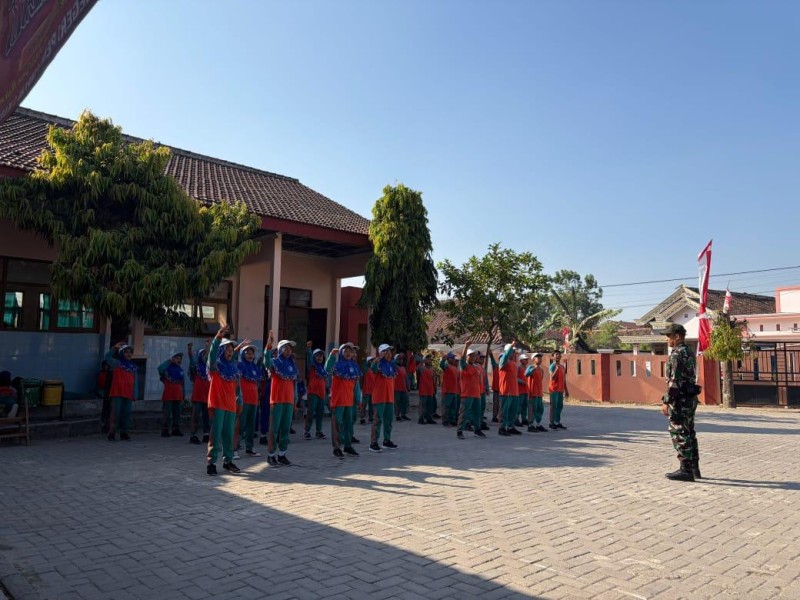 Sertu Prayitno Beri Pembekalan di SDN 1 Kabuh