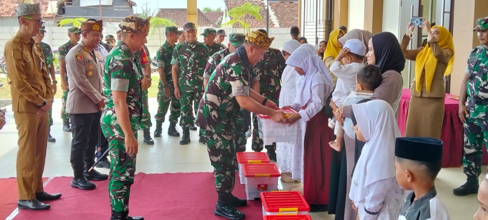 Penyerahan Sembako kepada Anak Yatim Warnai Kunjungan Tim Wasev Sterad TNI di Probolinggo