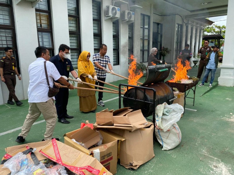 Kejari Inhil Musnahkan Barang Bukti 24 Perkara Inkrah