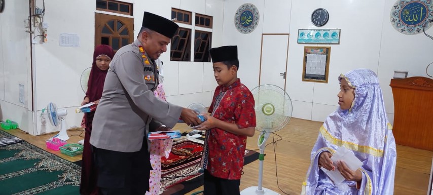Kapolsek Enok Kembali Santuni Anak Yatim di Surau Nurul Hasanah