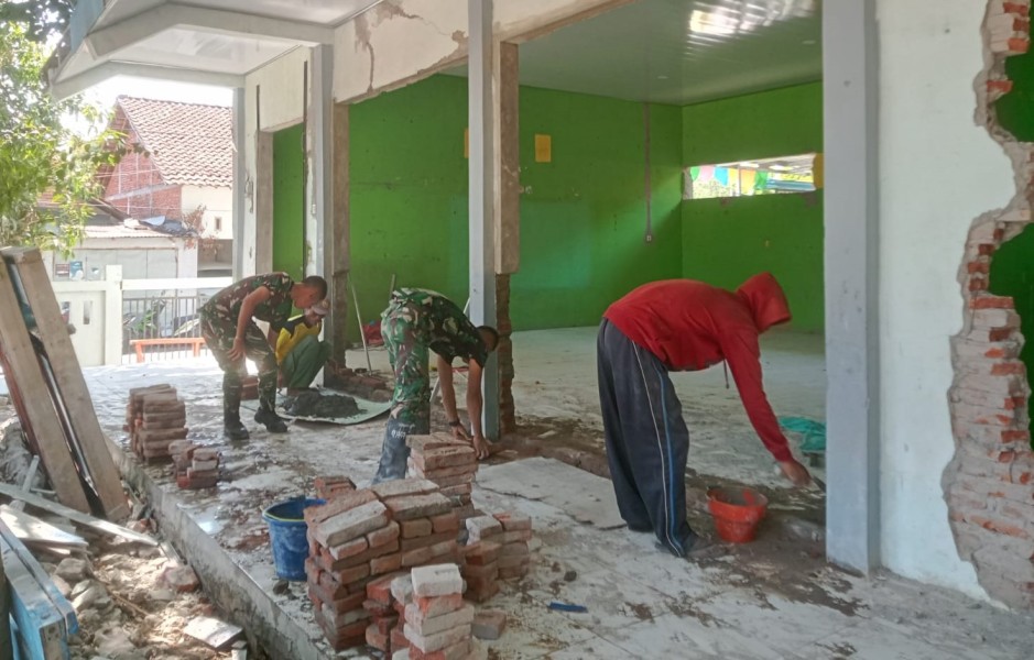 Jadikan Sekolah Impian: Satgas TMMD 129 Bojonegoro Pacu Renovasi SDN Kesongo