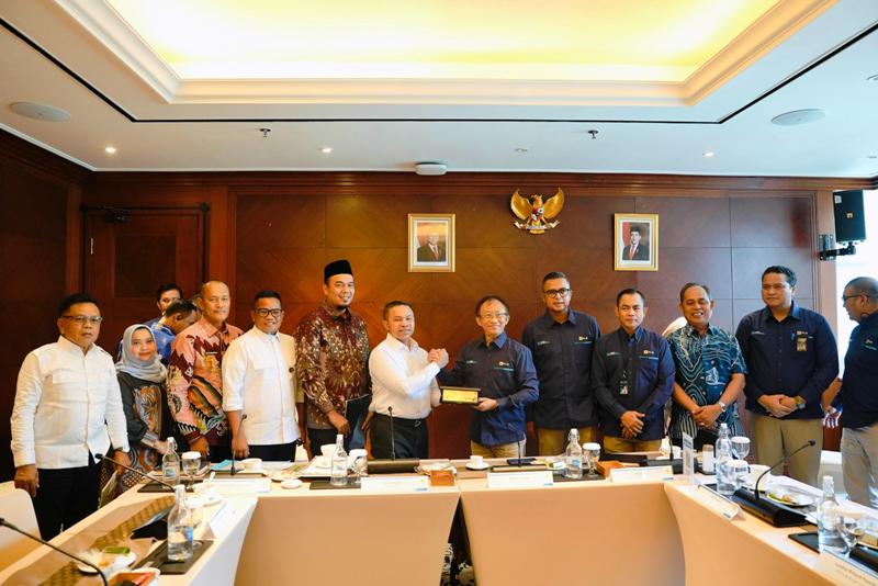 Gubri Bersama Kepala Daerah di Riau Temui Direktur PLN, Targetkan 2026 Seluruh Dusun Teraliri Listrik