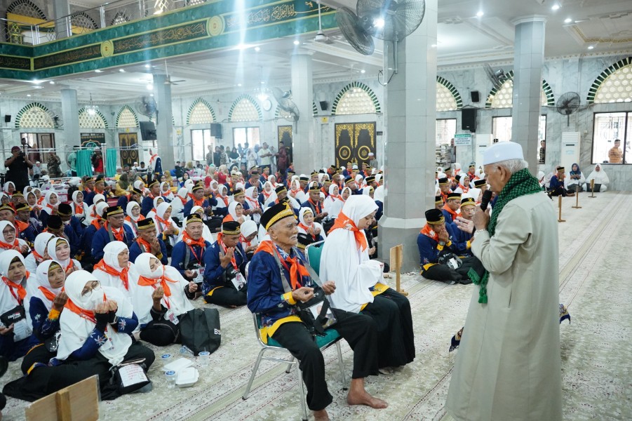 Wakil Bupati Inhil, Yuliantini Lepas Jamaah Calon Haji 2025