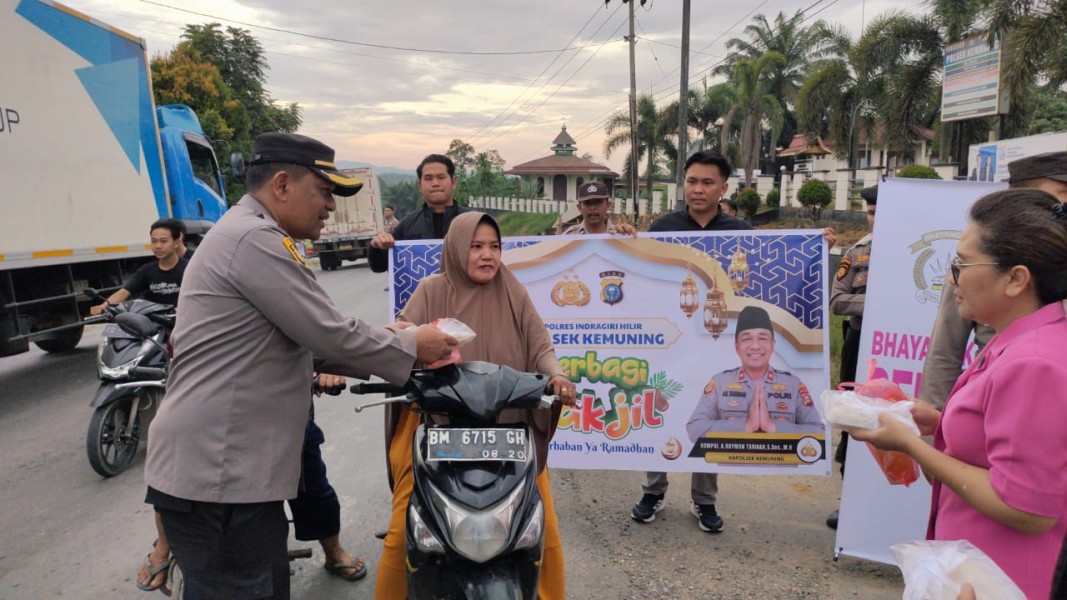 Jalani Ramadhan 1446 H dengan Mengharap Keberkahan, Polsek Kemuning Lakukan Kegiatan Berbagi Takjil