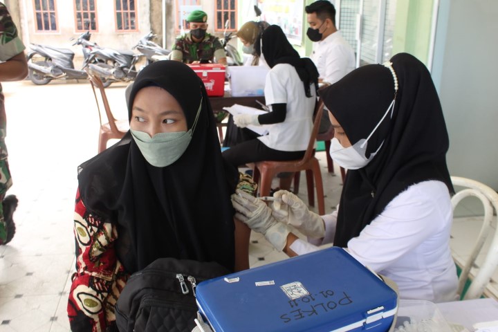 Kodim 0314/lnhil  Lakukan Vaksinasi dan Berikan Himbauan