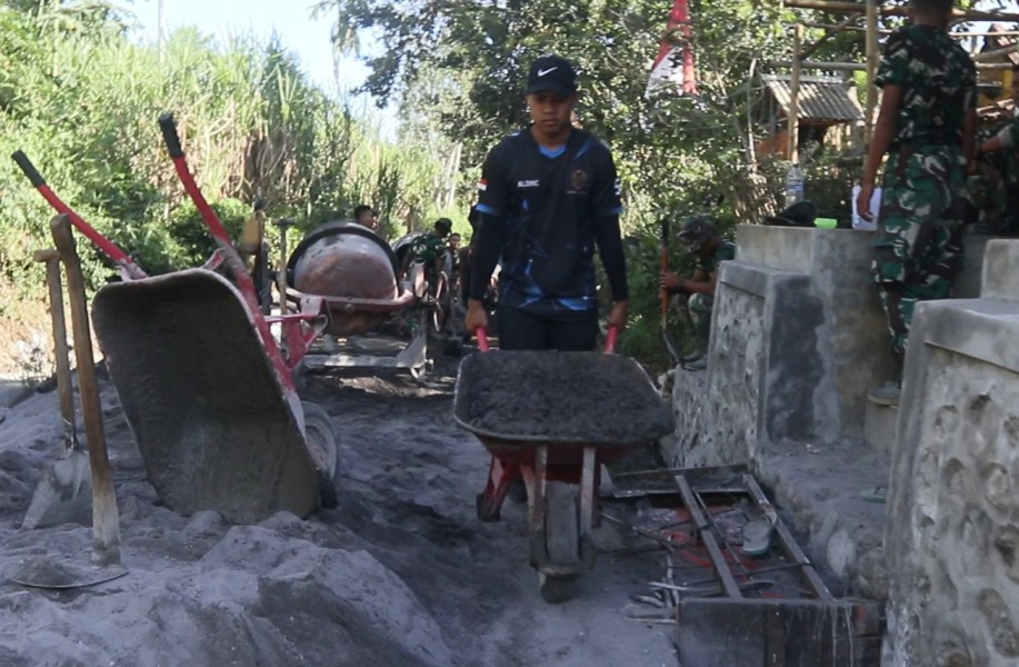 Pengecoran Rabat Jalan TMMD ke-129 Terus Dipercepat Berkat Sinergi Satgas dan Warga