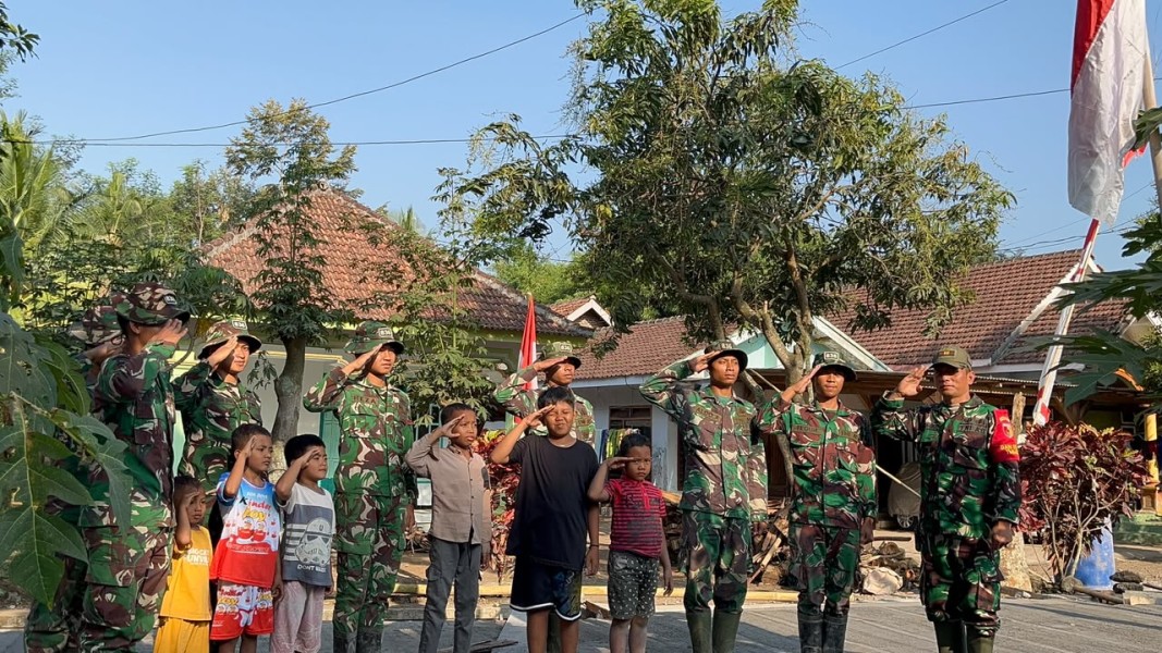 Sambut HUT Ke-81 Kemerdekaan RI, Satgas TMMD dan Warga Semarakkan Desa dengan Merah Putih