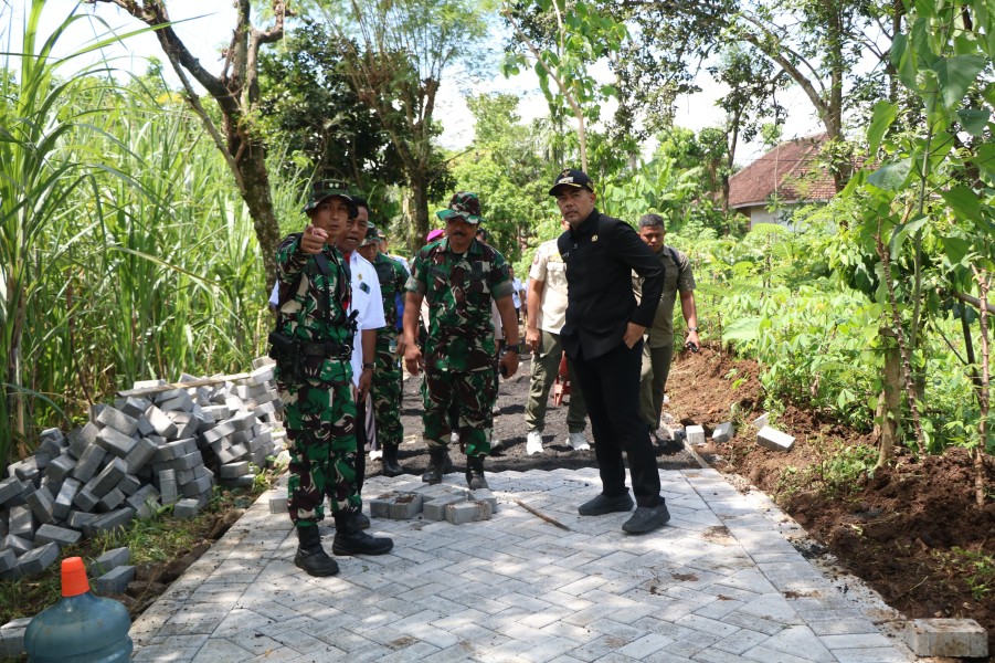 TMMD ke-128 Kodim 0820/Probolinggo Dapat Perhatian Khusus Dandim, Pemasangan Paving Dikebut