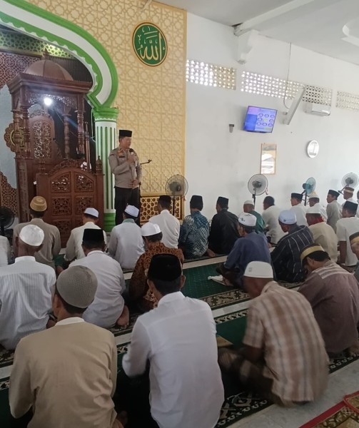 Kapolsek Sungai Batang Sholat Jum'at dan Imabu Bahaya Narkoba dan Karhutla
