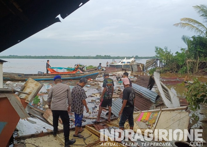 Longsor di Tepian Sungai Indragiri Inhil Robohkan 6 Bangunan