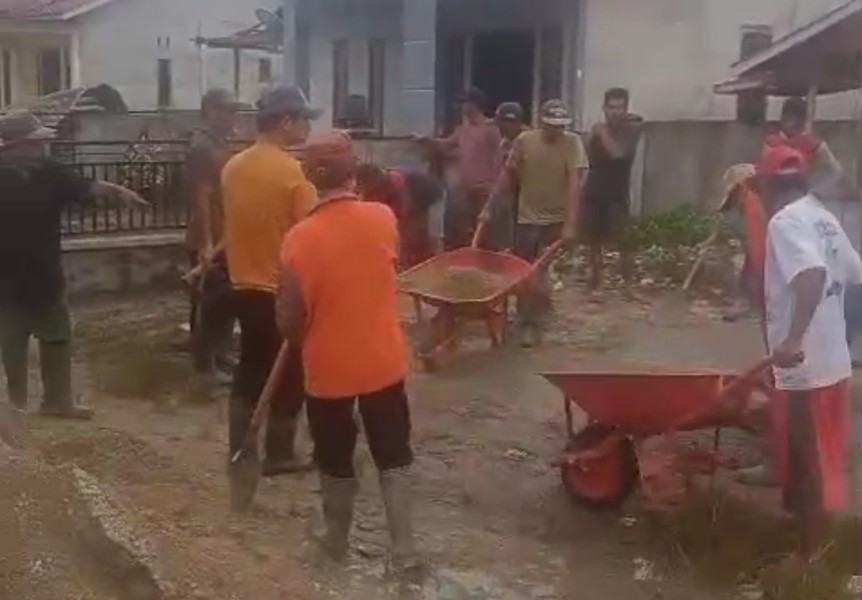 Warga Kotabaru Seberida Gotong Royong Swadaya Perbaiki Jalan