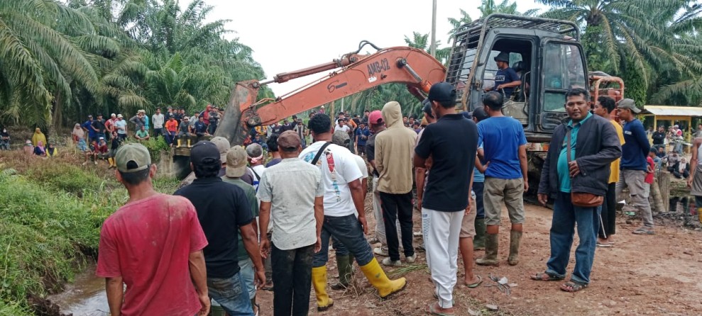 Tidak Msin-main, Masyarakat Kecamatan Batu Hampar Kembalin Melakakukan Aksi Penutupan Tali Air Dari PT. Sindora Seraya ke Bantaian