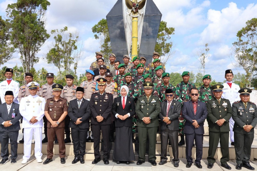 Wakil Bupati Inhil Yuliantini Pimpin Ziarah Di Taman Makam Pahlawan Tembilahan