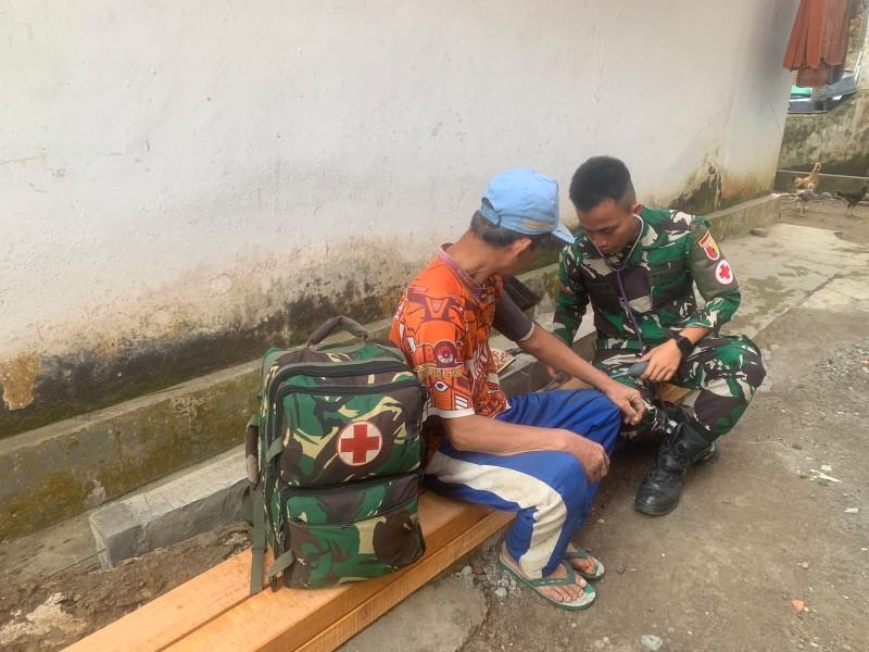 Polkes 05.09.02 Lumajang Laksanakan Pemeriksaan Kesehatan Keliling, Dukung Sasaran Nonfisik TMMD ke-129