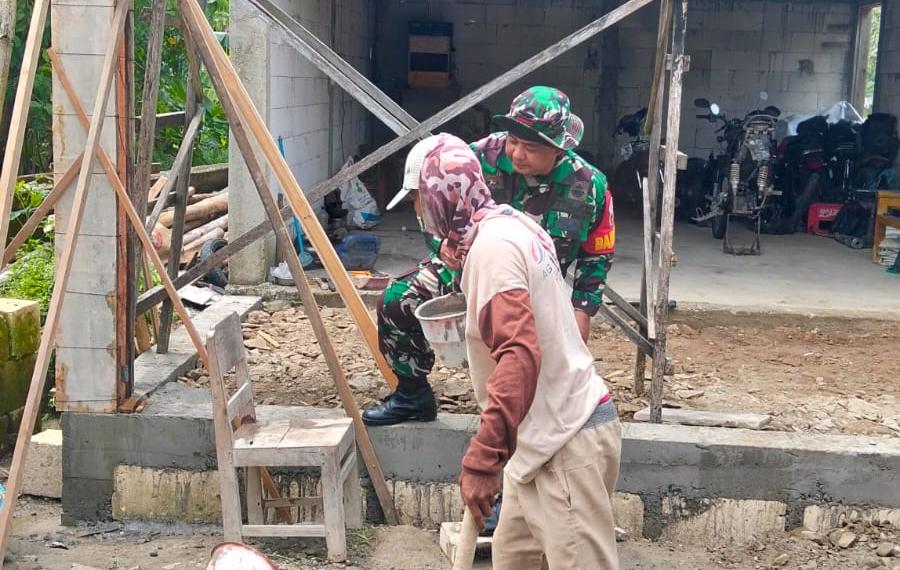 Babinsa Koramil Kabuh Bantu Bangun Pondasi Rumah Warga Desa Marmoyo