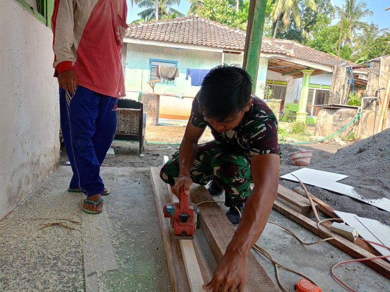 Tahap Finishing RTLH TMMD ke-129 Terus Berlanjut, Kusen Pintu Disiapkan untuk Rumah Ibu Tuha