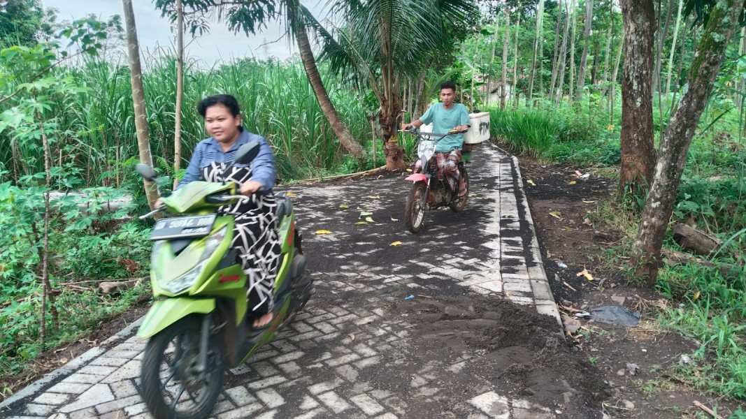Warga Brabe Tersenyum Lewati Jalan Paving TMMD Ke-128, Tak Lagi Becek dan Berlumpur