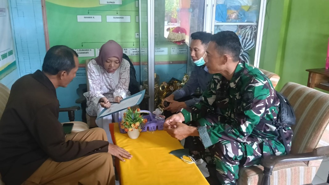 Sertu Arif Komsos dengan Perangkat Desa Banjaragung