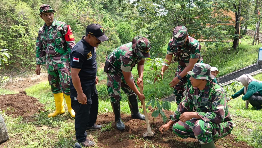 TMMD Ke-128 Kodim 0820/Probolinggo Gelar Penanaman 200 Bibit Pohon di Bantaran Sungai Dam 8 Desa Brabe