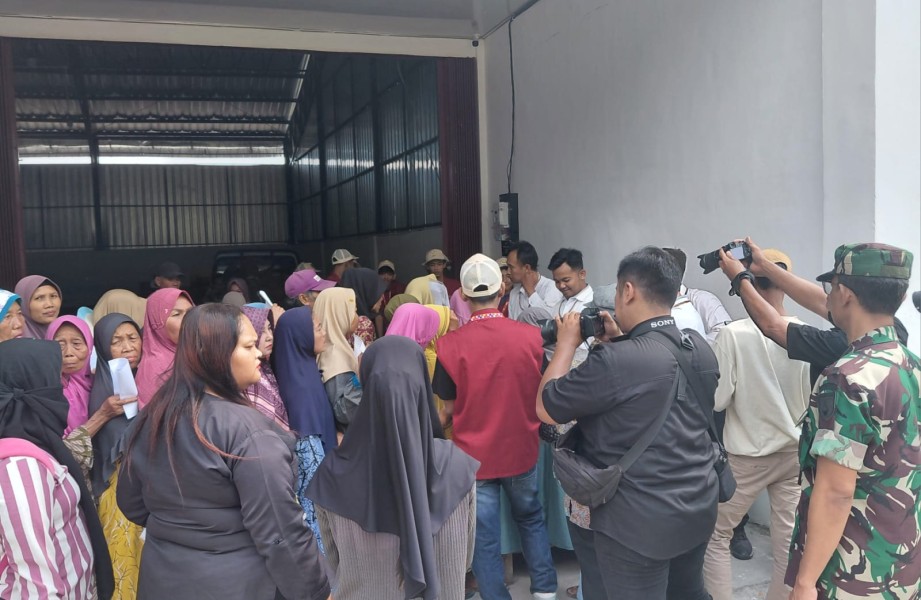 Pasar Murah Mandiri TMMD 129 Bojonegoro Diserbu Warga, Telur Program Gayatri Dijual Rp20 Ribu per Kilogram