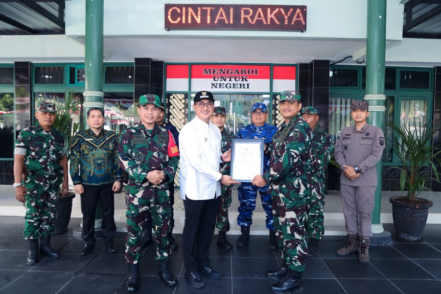 Piagam Penghargaan Pangdam V/Brawijaya Diberikan kepada Bupati Lumajang atas Dukungan TMMD ke-129