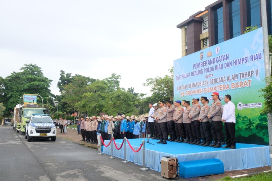 Polda Riau Berangkatkan Logistik dan Alat Berat ke Agam Sumatera Barat