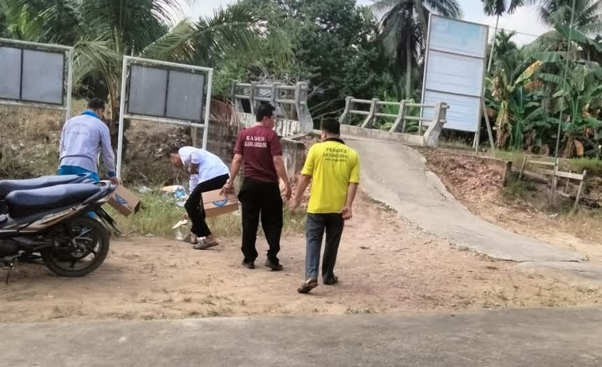 Semangat Gotong Royong di Lingkungan Kantor Desa Talang Jangkang, Ciptakan Lingkungan Kerja yang Bersih dan Nyaman