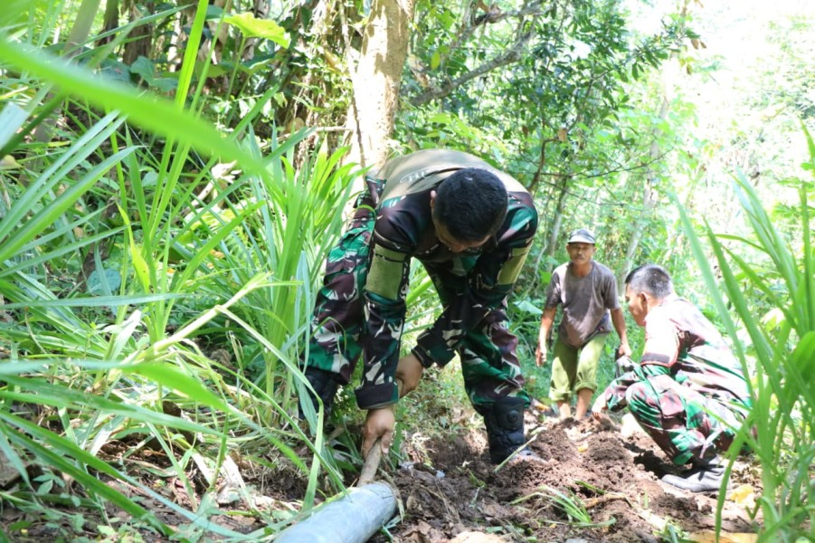 Semangat Satgas Percepat Proses Penyambungan Pipanisasi Demi Penuhi Kebutuhan Air Bersih Warga