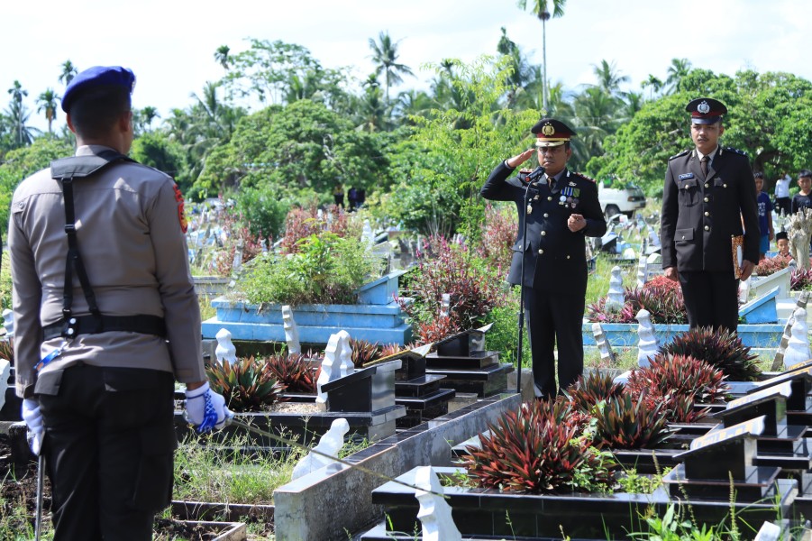 Kapolres Indragiri Hilir Pimpin Upacara Pemakaman Almarhum AKP Hendri J