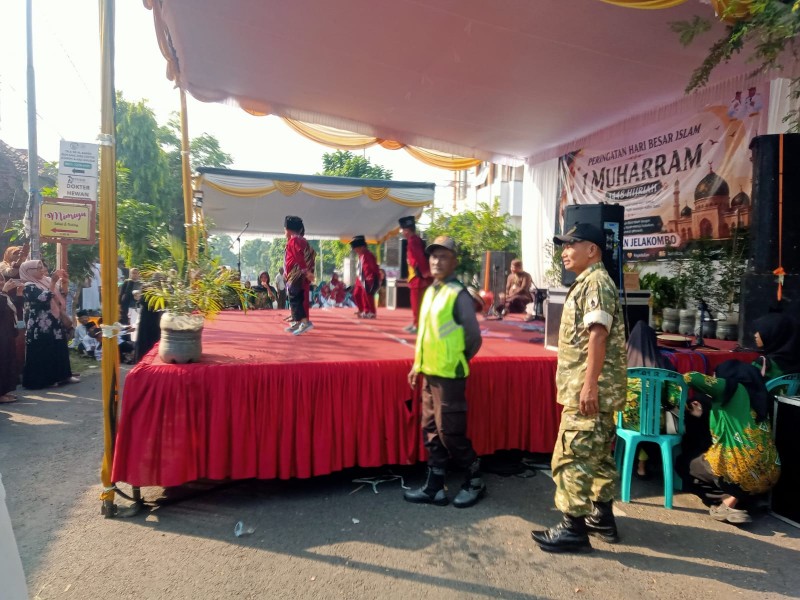 Babinsa Koramil Jombang Kawal Peringatan Tahun Baru Islam di Kelurahan Jelakombo