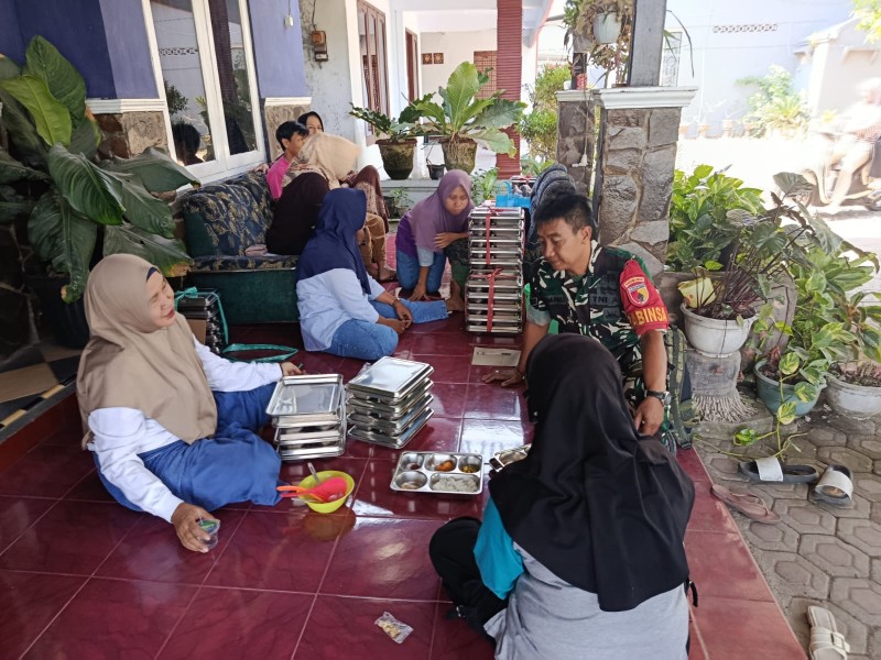 Babinsa Sertu Bambang Ismanu Kosmos dengan Warga Dapurkejambon