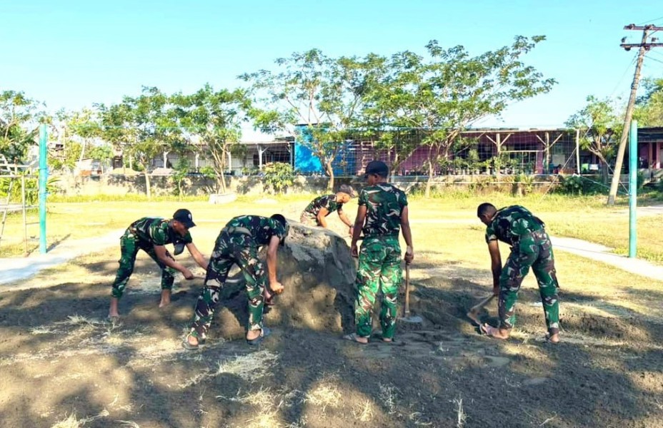 Perkuat Kebersamaan, TMMD 129 Bojonegoro di Kesongo Siapkan Arena Turnamen Voli antar Dusun