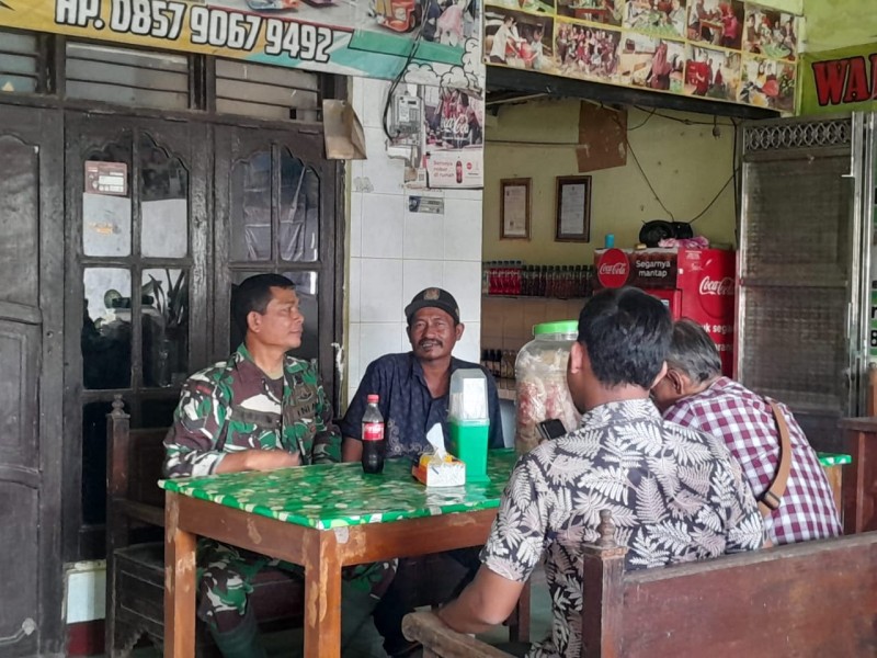 Sertu Abdur Komsos dengan Warga Sambirejo