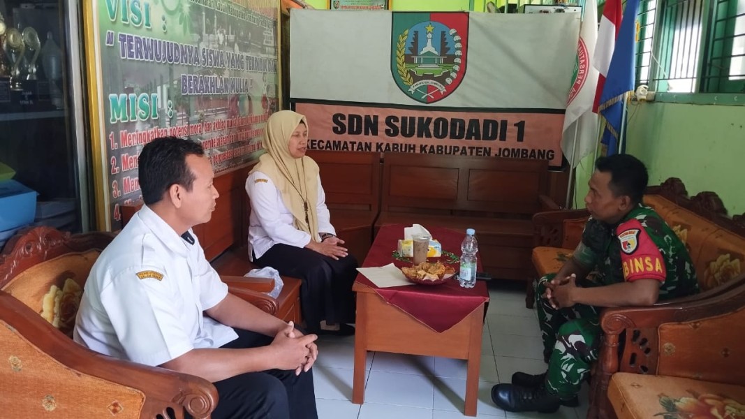 Perkuat Sinergi, Babinsa Koramil Kabuh Jalin Komsos dengan Pihak SDN Sukodadi 1