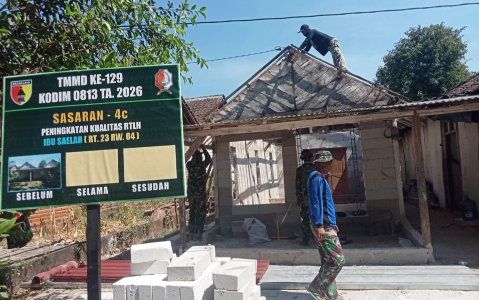 Wujudkan Hunian Layak, Satgas TMMD 129 Bojonegoro Kebut Rehabilitasi Rumah Ibu Saelah