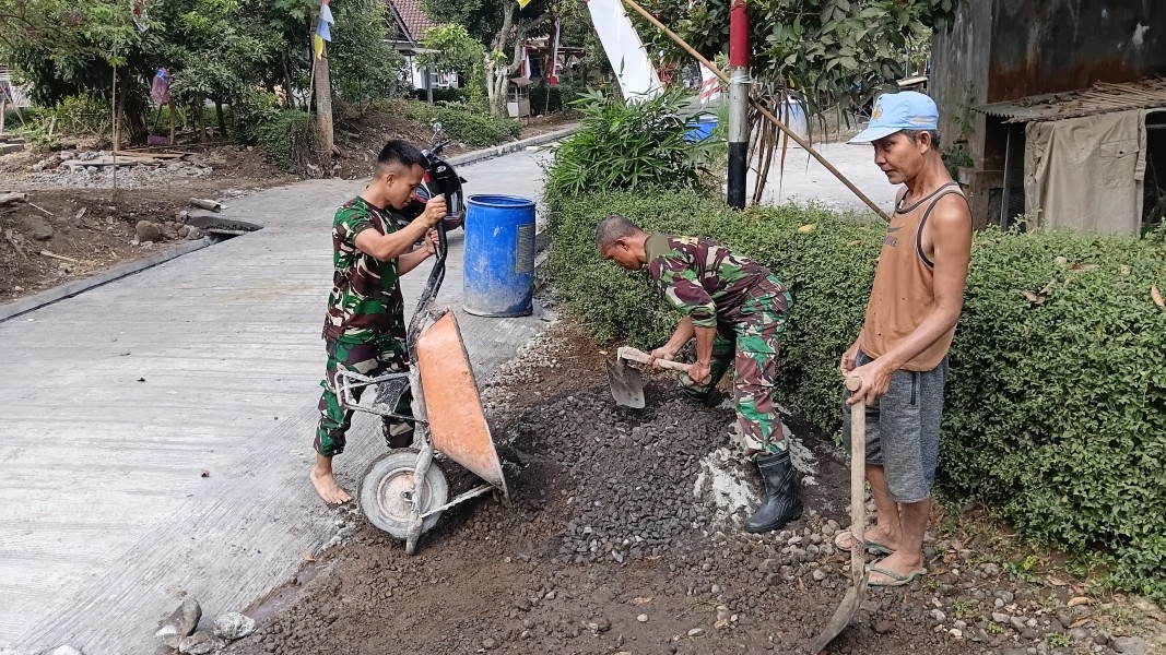 Sinergi TNI dan Polkes 05.09.02 Lumajang Dukung Percepatan Pembangunan Jalan TMMD ke-129