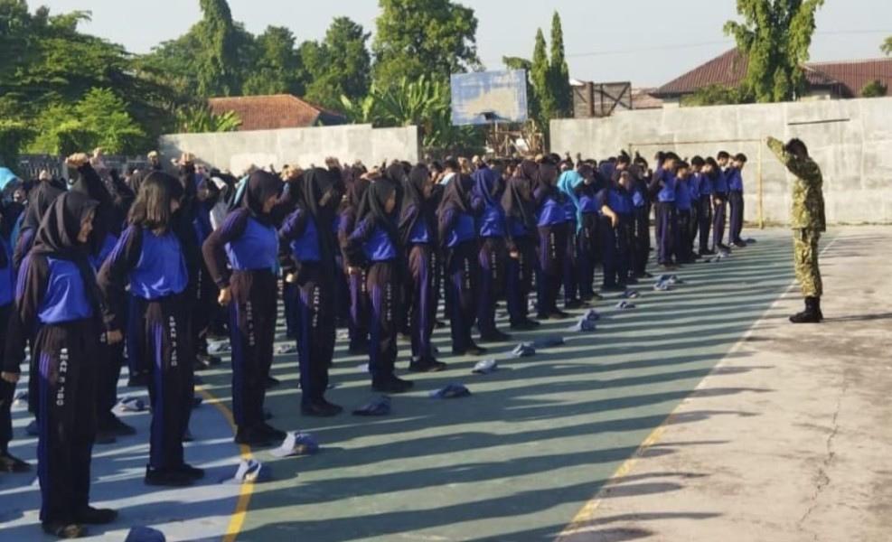 Babinsa Koramil Kota Jombang Beri Pembekalan di SMAN 2 Jombang